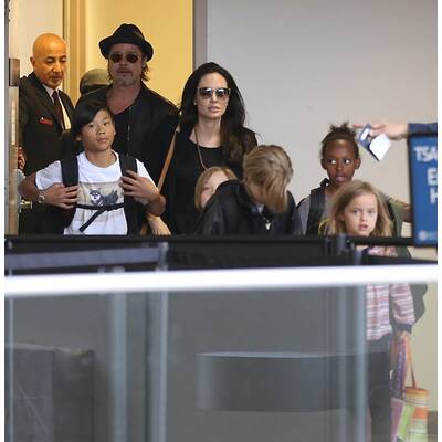 Brad Pitt & Angelina Jolie lotsen Kids durch Flughafen