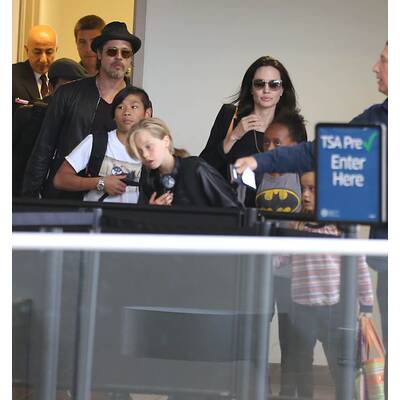Brad Pitt & Angelina Jolie lotsen Kids durch Flughafen