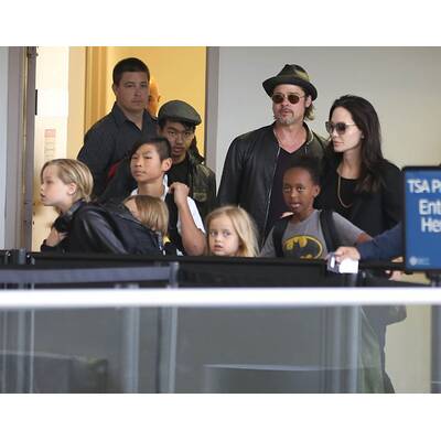 Brad Pitt & Angelina Jolie lotsen Kids durch Flughafen