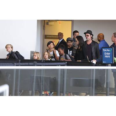 Brad Pitt & Angelina Jolie lotsen Kids durch Flughafen