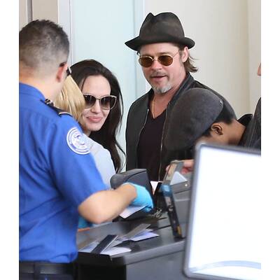 Brad Pitt & Angelina Jolie lotsen Kids durch Flughafen