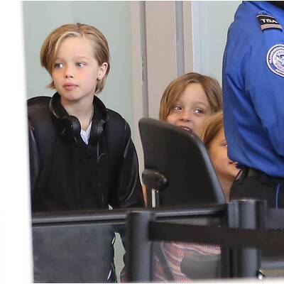 Brad Pitt & Angelina Jolie lotsen Kids durch Flughafen