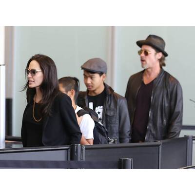 Brad Pitt & Angelina Jolie lotsen Kids durch Flughafen