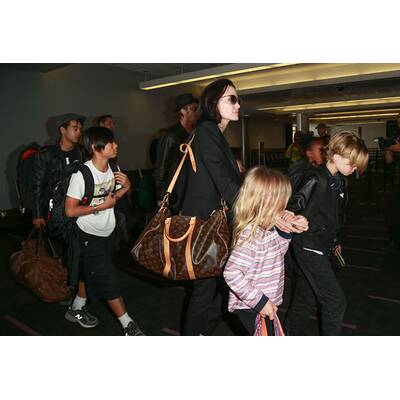 Brad Pitt & Angelina Jolie lotsen Kids durch Flughafen
