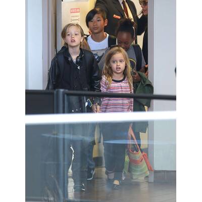 Brad Pitt & Angelina Jolie lotsen Kids durch Flughafen