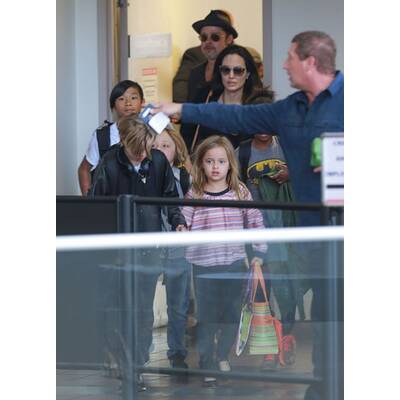 Brad Pitt & Angelina Jolie lotsen Kids durch Flughafen