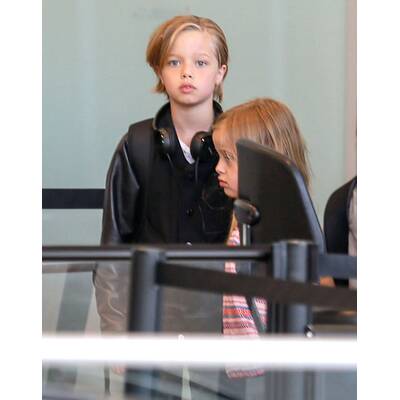Brad Pitt & Angelina Jolie lotsen Kids durch Flughafen