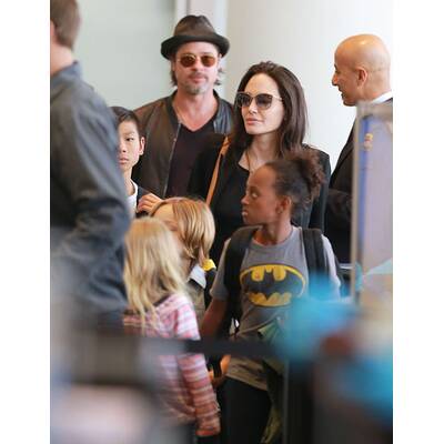 Brad Pitt & Angelina Jolie lotsen Kids durch Flughafen