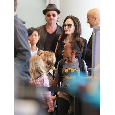 Brad Pitt & Angelina Jolie lotsen Kids durch Flughafen