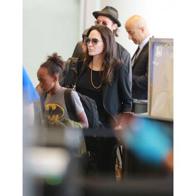 Brad Pitt & Angelina Jolie lotsen Kids durch Flughafen