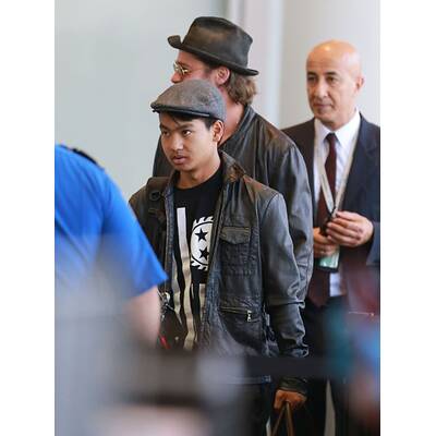 Brad Pitt & Angelina Jolie lotsen Kids durch Flughafen