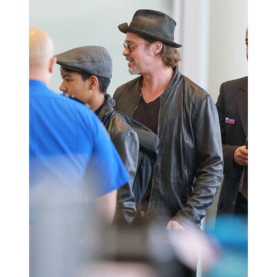 Brad Pitt & Angelina Jolie lotsen Kids durch Flughafen