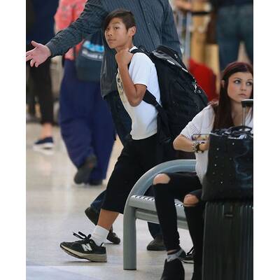 Brad Pitt & Angelina Jolie lotsen Kids durch Flughafen