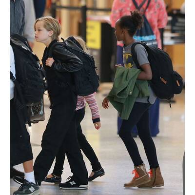 Brad Pitt & Angelina Jolie lotsen Kids durch Flughafen