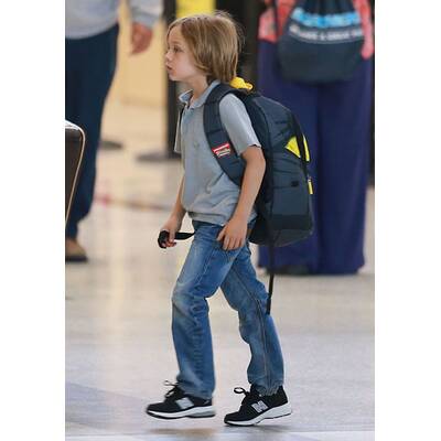 Brad Pitt & Angelina Jolie lotsen Kids durch Flughafen