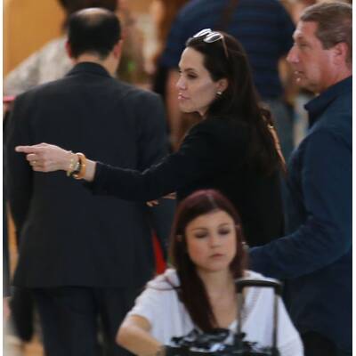 Brad Pitt & Angelina Jolie lotsen Kids durch Flughafen