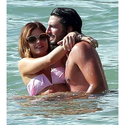 Lucy Hale planscht mit Lover