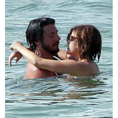 Lucy Hale planscht mit Lover