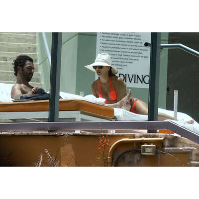 Eva Longoria bricht die Pool-Regeln