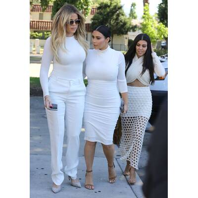 Die Kardashian-Schwestern im Weißwurstlook