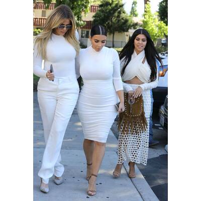 Die Kardashian-Schwestern im Weißwurstlook