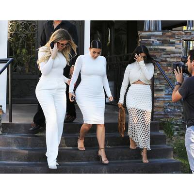 Die Kardashian-Schwestern im Weißwurstlook