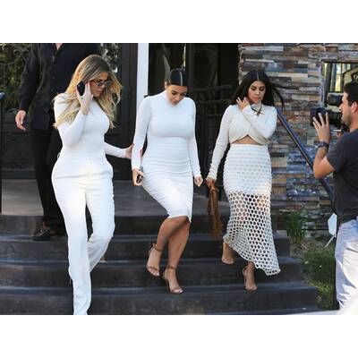 Die Kardashian-Schwestern im Weißwurstlook