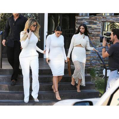 Die Kardashian-Schwestern im Weißwurstlook