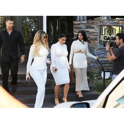 Die Kardashian-Schwestern im Weißwurstlook