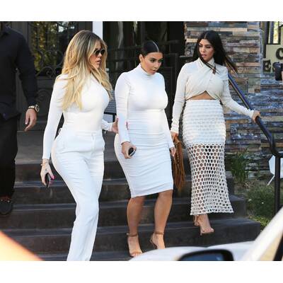 Die Kardashian-Schwestern im Weißwurstlook