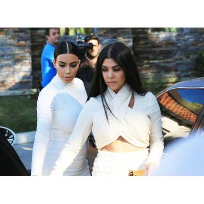 Die Kardashian-Schwestern im Weißwurstlook