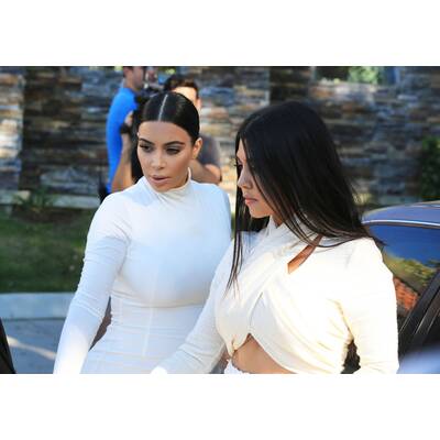 Die Kardashian-Schwestern im Weißwurstlook