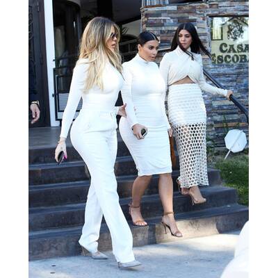 Die Kardashian-Schwestern im Weißwurstlook
