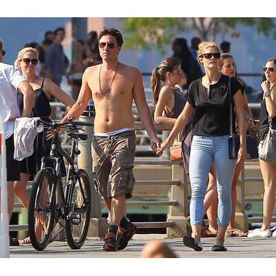 Zach Braff zeigt Bauch & Freundin