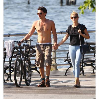 Zach Braff zeigt Bauch & Freundin