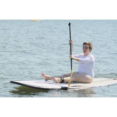 Lena Dunham: Charity-Paddling