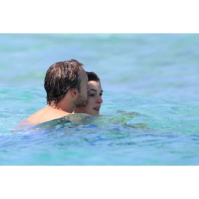 Anne Hathaway: Bikini-Urlaub mit Ehemann