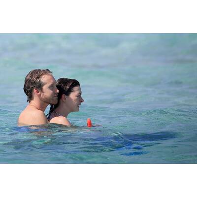 Anne Hathaway: Bikini-Urlaub mit Ehemann