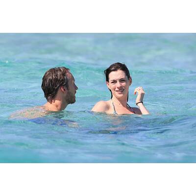Anne Hathaway: Bikini-Urlaub mit Ehemann