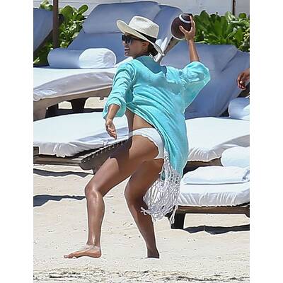 Jessica Alba, Bikini zu knapp?