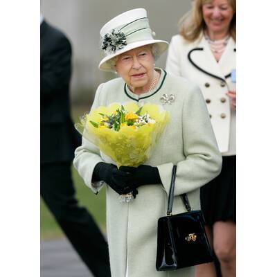 Queen Elisabeth mit ihrem Wegbegleiter: Der Launer-Handtasche