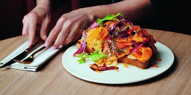 Sauerteig-Bruschetta mit dreierlei Karotten