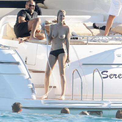 Sexy Modelyacht: Moss und Oben-Ohne-Mulder