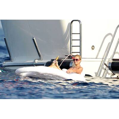 Paris Hilton - oben ohne in Italien