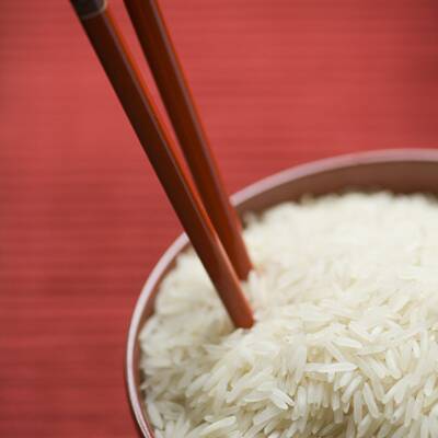 China und Japan: Stäbchen ins Essen stecken