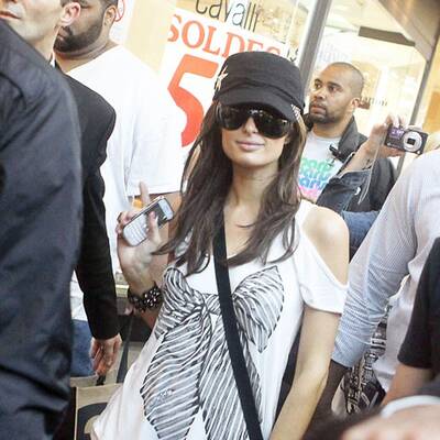 Paris Hilton mit Perücke in Paris