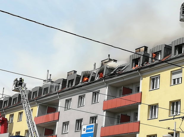 Dachbrand in Mehrparteienhaus - Fünf Verletzte