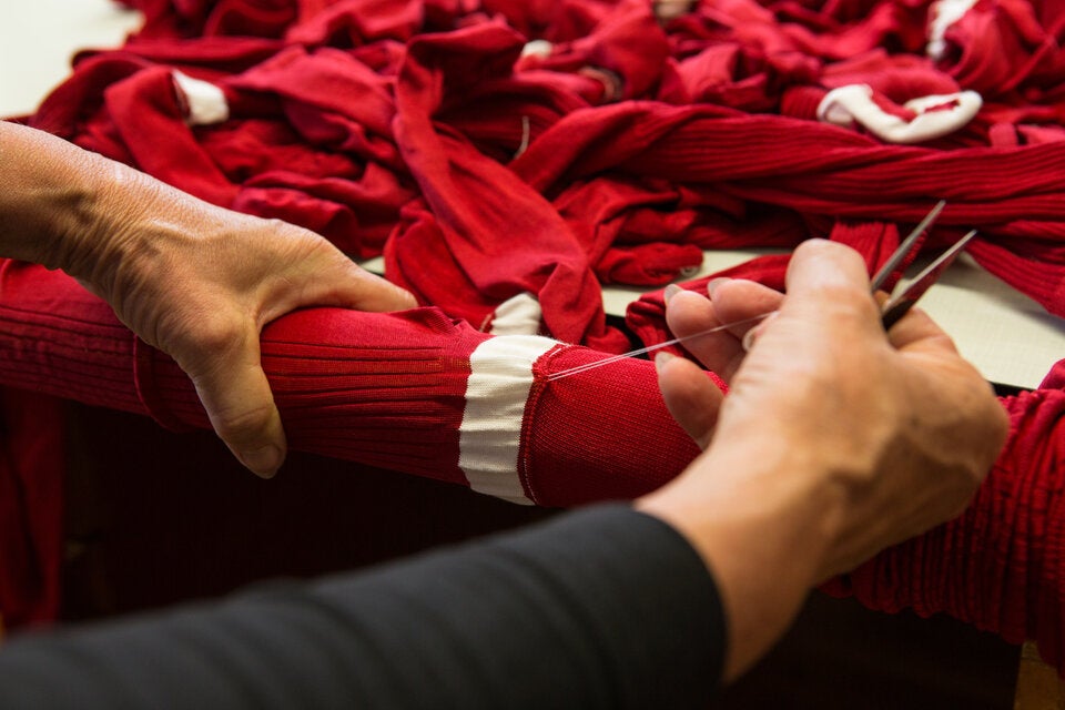 In der Produktion setzt FALKE auf Nachhaltigkeit und Handarbeit.