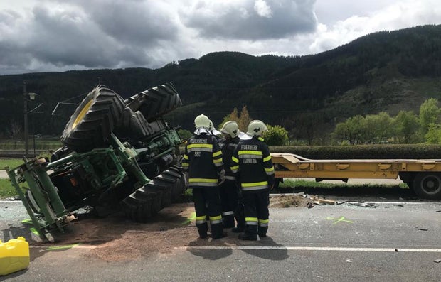 Pkw begann zu brennen - 70-Jähriger starb bei Kollision