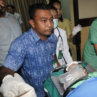 Die Passagiere der abgestürzten  Lion Air werden im Spital versorgt.